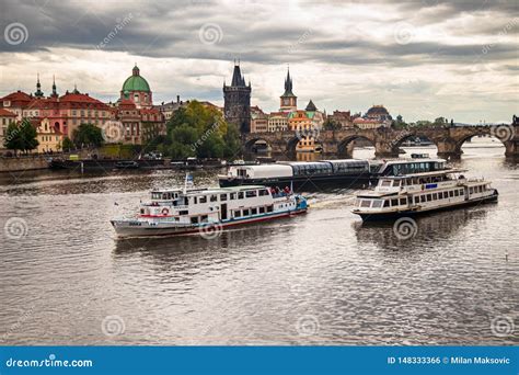 Barcos Tur Sticos En El R O De Moldava En Praga Foto Editorial Imagen