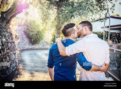 Hommes gay qui sembrassent Banque de photographies et dimages à haute résolution Alamy