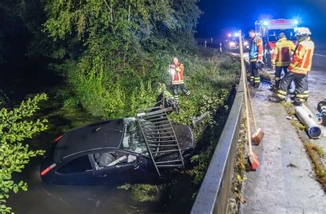 Unfall Bei Karlsruhe Junger Mann St Rzt Mit Auto Von Br Cke