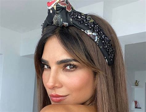 Nuestra Belleza Latina Mira Hacia Atr S Antes De Buscar A Su Nueva Reina