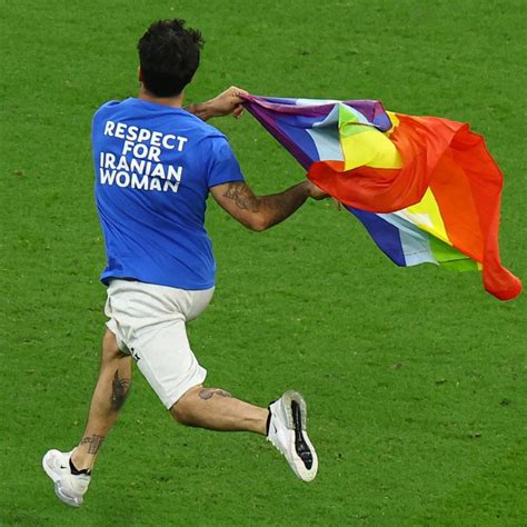 Espontáneo con bandera gay invadió cancha del Portugal Uruguay en el Mundial Con Acento
