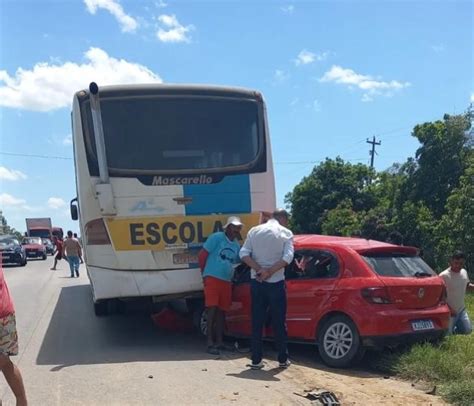 Homem Morre Ap S Carro Colidir Em Nibus Escolar Farol De Not Cias