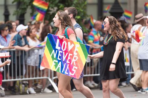 Lemas Inspiradores Para El Desfile Del Orgullo Gay Fotos S Moda Revista De Moda Belleza