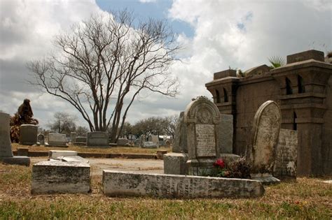 11 Photos Of One Of The Most Haunted Cemeteries In Texas