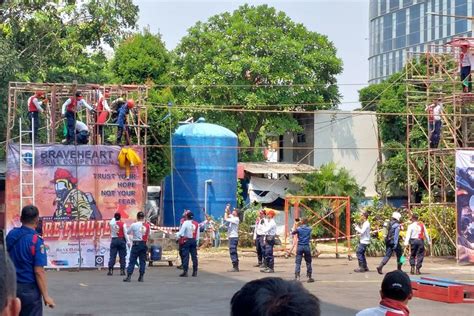 Foto Ketika Petugas Damkar Adu Tangguh Selamatkan Korban Kebakaran