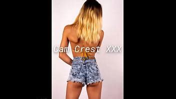 Modelo De Traje De Ba O Se Quita La Parte Superior Del Bikini De Ganchillo Y Expone Sus Tetas