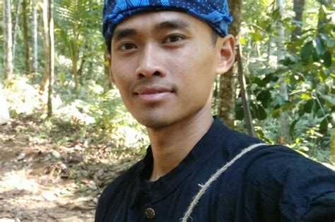 melepas belenggu aturan adat kisah sukses narman mengangkat