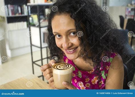 Cute Latina Frau Im Freien In Der Stadt Stockfoto Bild Von Kolumbien Stadt