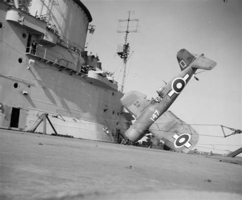 Asisbiz Fleet Air Arm 1830NAS Corsair Q147 Landing Mishap Aboard HMS