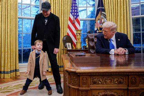 Trump troca mesa clássica da Casa Branca após filho de Musk deixar