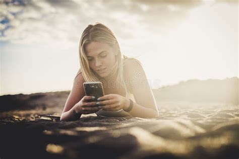 Milennitische Jonge Blonde Meisjes Aan De Telefoon Liggen Op Het Zand Op Het Strand In De