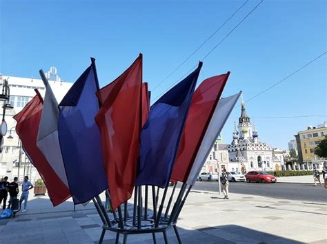 В День России на Театральной площади развернут огромный флаг - МК Саратов