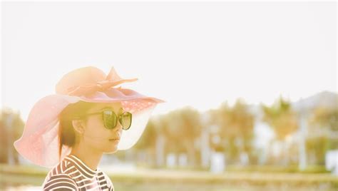 Premium Photo Woman In Hat And Sunglasses Against Sky