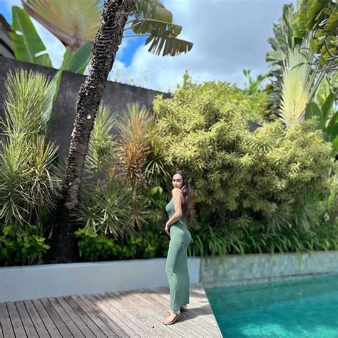 7 Portraits Of Aura Kasih During Vacation In Bali Becomes The Spotlight Hot Mom Shows Body Goals