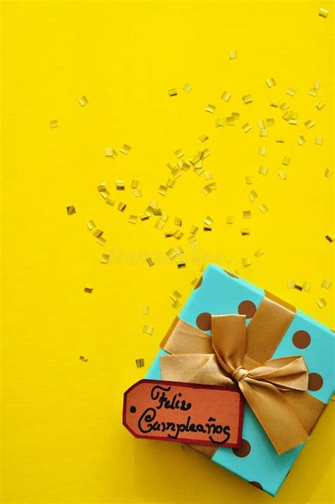 Gift Box With Feliz Cumpleanos Gift Card Stock Illustration