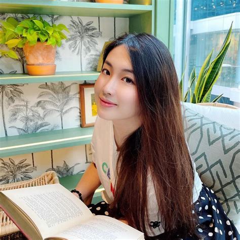 Con gái tỷ phú đèn LED diện bikini khoe dáng nuột nà