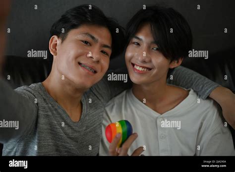 Portrait d un couple asiatique adolescent gay tenant un coeur arc en ciel Symbole de fierté