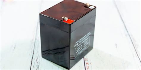 Какой аккумулятор выбрать – обслуживаемый или необслуживаемый?