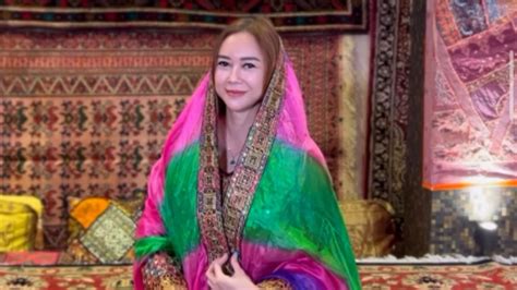 Pose Menggoda Aura Kasih Pakai Bikini Pantai Netter Kompak Minta Gaya Ini