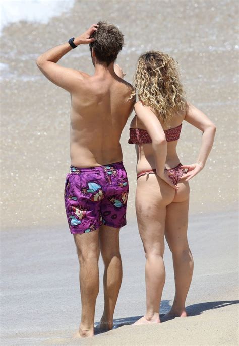 Abbie Chatfield Shows Her Nude Tits On The Beach Photos