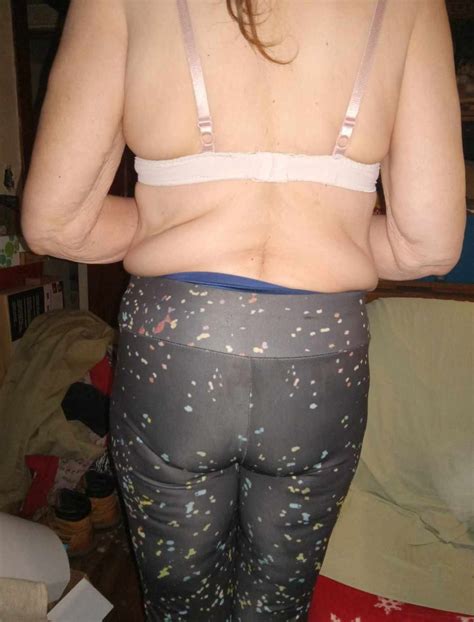 Classy Milf Is Posing Nude For Fun