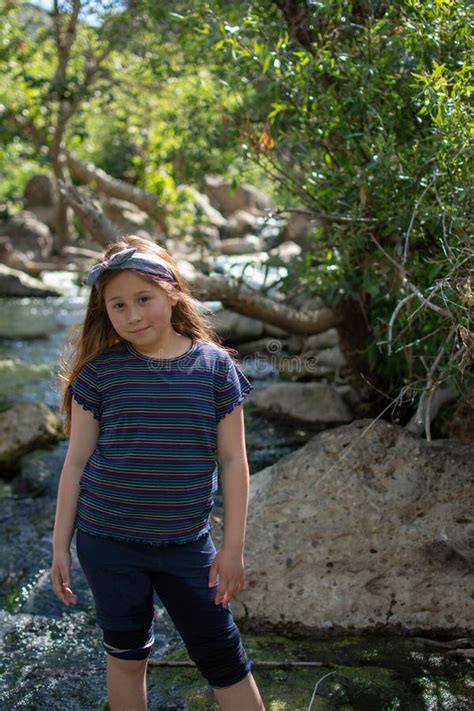 Ma A Latina Dziewczyna W Ogrodowym Dmuchaniu Na Dandelion Obraz Stock Obraz Z O Onej Z