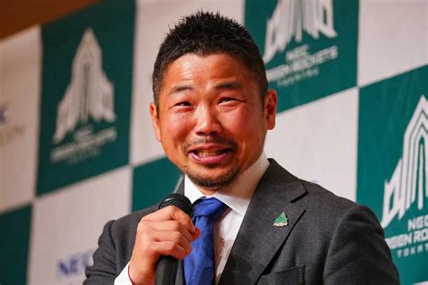 松島と松田のサプライズ登場に涙する田中史朗（撮影・会津 智海） ― スポニチ Sponichi Annex スポーツ