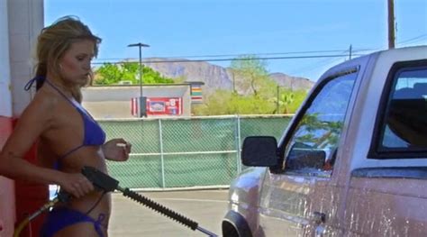 Nackte Scarlet Red In Bikini Car Wash