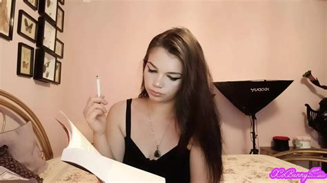 Heiße brünette dicke ganz natürliche latina mit grünen augen raucht und ignoriert dich xHamster