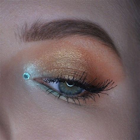 nude makeup with a pop of blue and rhinestones в г Макияж Макияж глаз Стразы