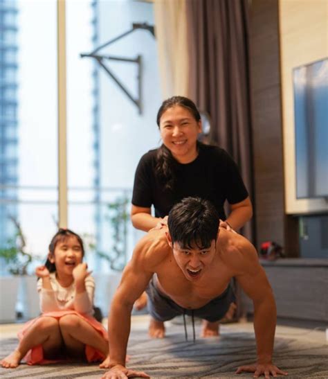 Hot boy bán sầu riêng 6 múi gây náo loạn toàn Châu Á năm nào giờ ra sao