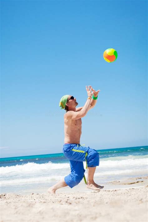 Attraktiver Junger Mann Der Volleyball Auf Dem Strand Spielt Stockfoto