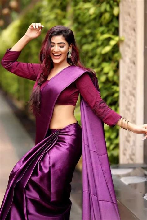 Stunning Hot Pics Of Soniya Bansal In Sarees Bigg Boss