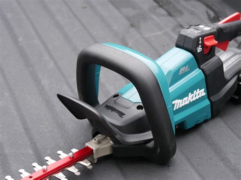 Makita Cordless Hedge Trimmer Review - Tools in Action