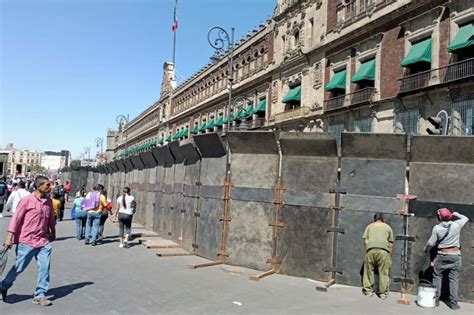 Marcha del INE Blindan Palacio Nacional con vallas metálicas previo