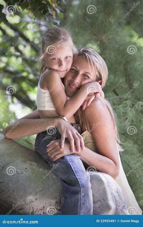 Mooie Blonde Jonge Meisje En Moederomhelzing Openlucht Stock Afbeelding Image Of Haar Soort