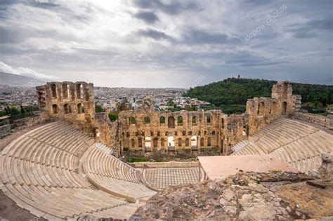 El Teatro De Herodi N Atticus Bajo Las Ruinas De La Acr Polis Atenas