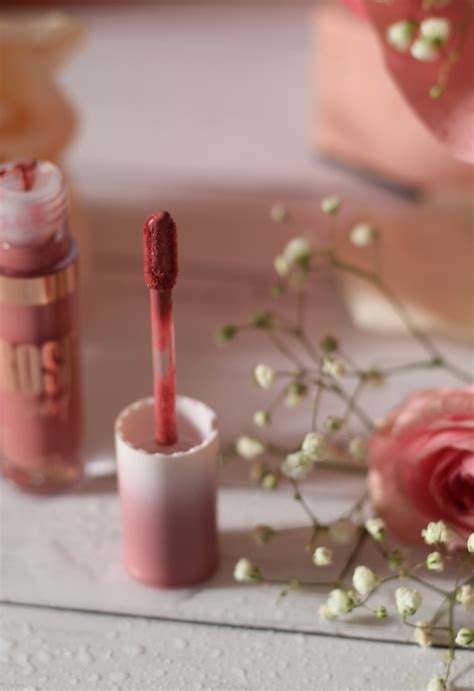 Матовая помада Stellary Liquid matte lipstick Naked Rose 01 нежные лепестки розы на губах