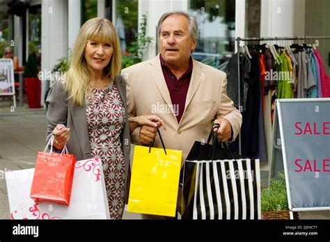 Senior Mit Junger Frau Beim Shoppen Blond Blonde Blondine Jahre Stock Photo Alamy