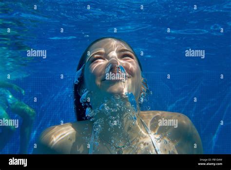 M Dchen Jahre Bikini Unterwasser Fotos Und Bildmaterial In Hoher Aufl Sung Alamy