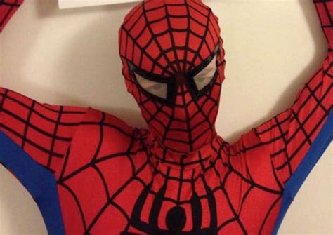 Jovem Se Veste De Homem Aranha Para Alimentar Moradores De Rua