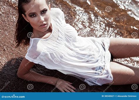Junger Sexy Brunette Auf Dem Strand Stockbild Bild Von Freude Nave 38340621