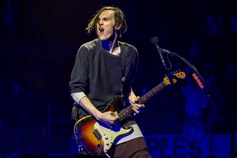 Red Hot Chili Peppers Josh Klinghoffer Covers Radiohead S Pyramid Song In Front Of A Literal
