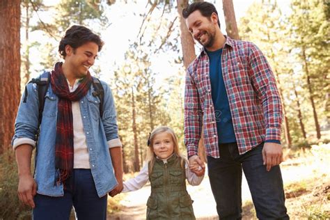 Pareja Masculina Gay Con La Hija Que Camina A Trav S De Arbolado De La Ca Da Imagen De Archivo