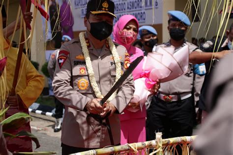 Prosesi Potong Bambu Dan Tepung Tawar Sambut Kedatangan Kapolda Kalbar