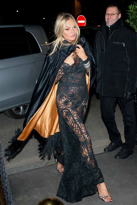 Kate Moss świętuje 50 urodziny w koronkowej naked dress