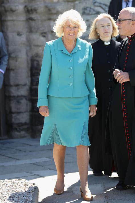 Camilla Parker Bowles En Tailleur Bleu Vif Et Sandales Nude