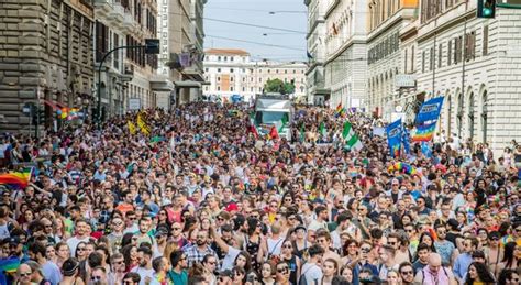 Gay Pride Marcia E Proteste Raggi Assente Il Corteo La Fischia