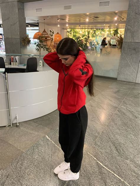 Pin By Lozzers Ballzers On I Need Thesesp Red Hoodie Outfit Cute Nike Outfits Nike Tech