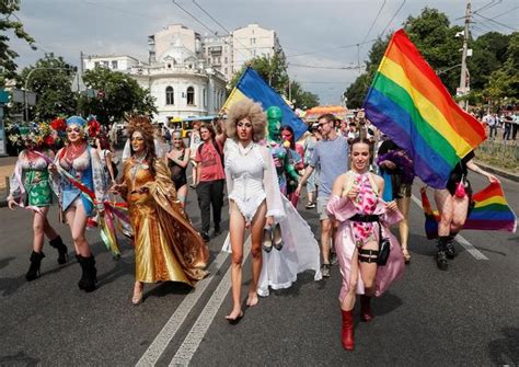 EN IMAGES Ukraine la gay pride réunit des milliers de personnes à Kiev
